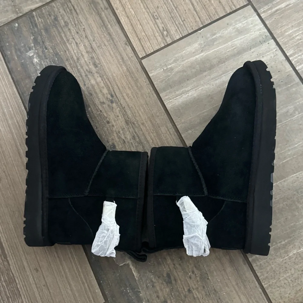 UGG Classic Mini Chains in Black size 6
